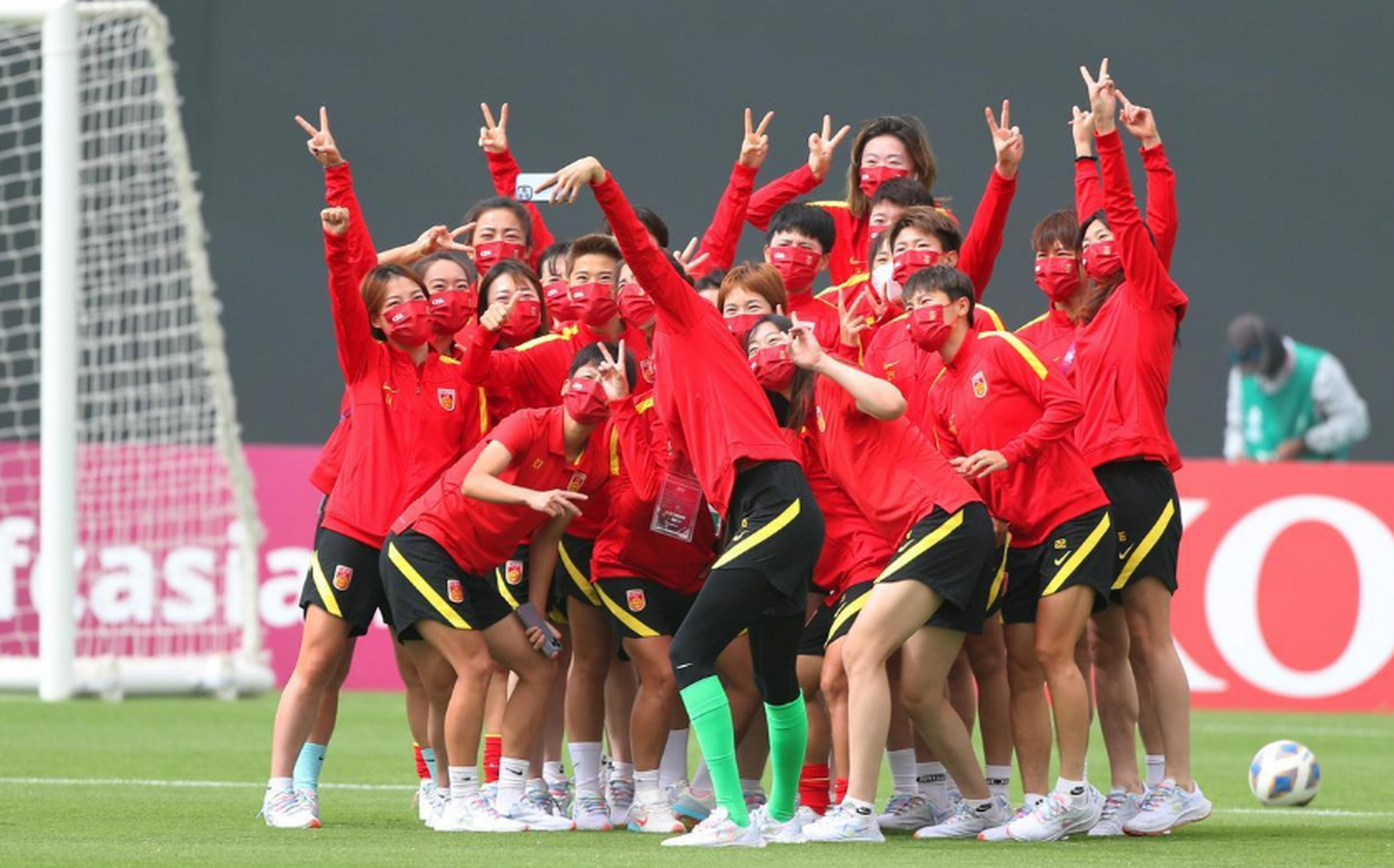 包含女足比赛选手赛场表现稳定，球迷欣喜观望的词条